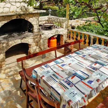 Apartment On Island Near Pebble Beaches Vir